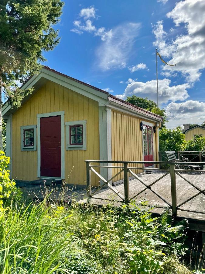 Gaesthus Med Utsikt Oever Drottningholms Slott Exterior foto